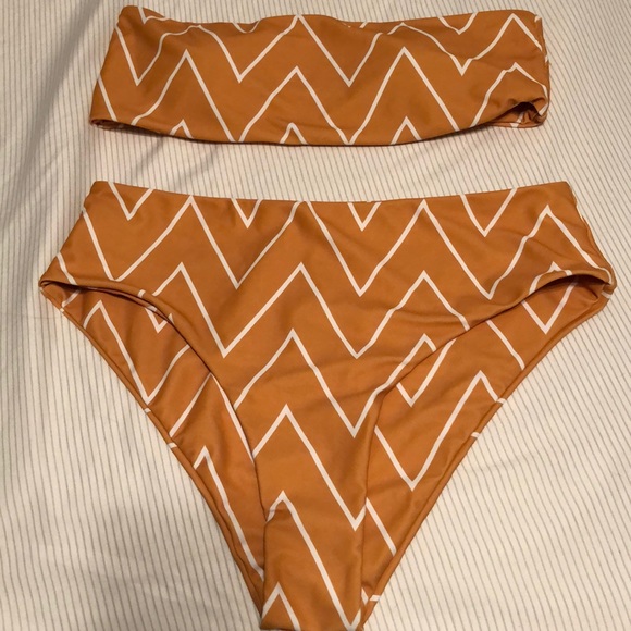 Bikini - Picture 1 of 3